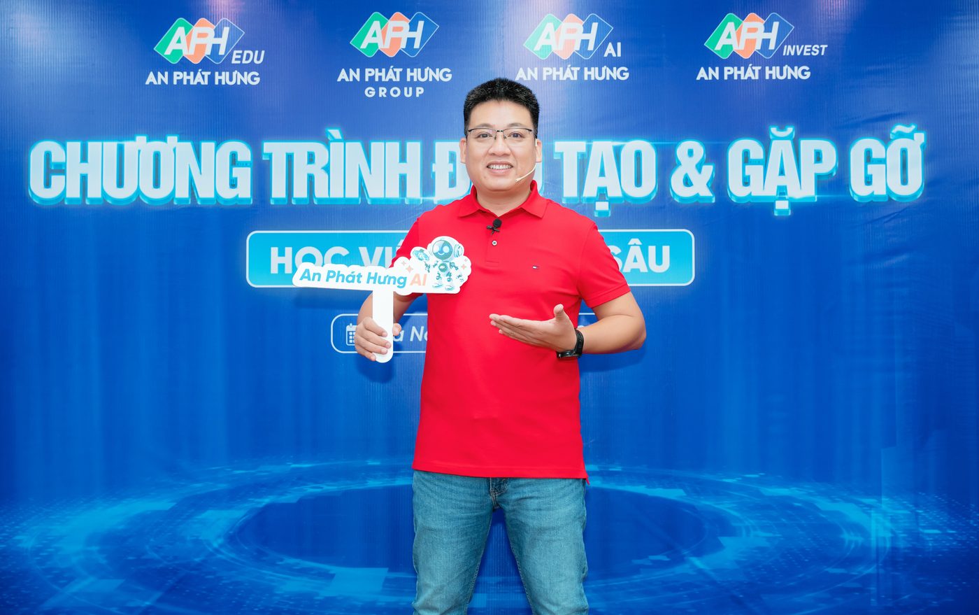 Chuyên gia Dương Đình Châu chia sẻ tại một buổi đào tạo nhà đầu tư